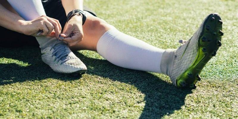 Cách buộc dây giày đá bóng chắc chắn, không lo tuột trên sân cỏ