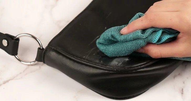 Cách vệ sinh túi da theo từng loại loại chất biểu và vết bẩn chi tiết nhất