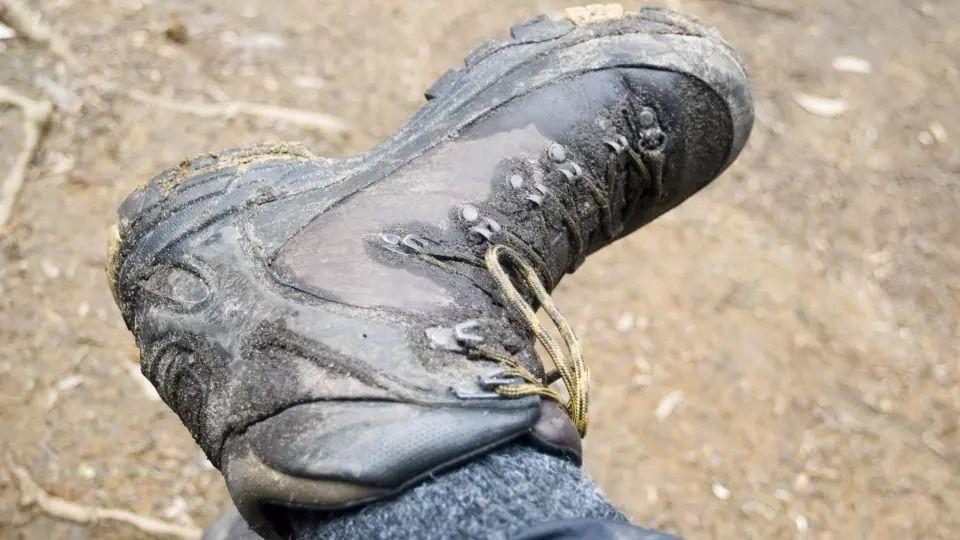 Vệ sinh boots dính bùn & bụi bẩn trên giày da của bạn đơn giản tại nhà