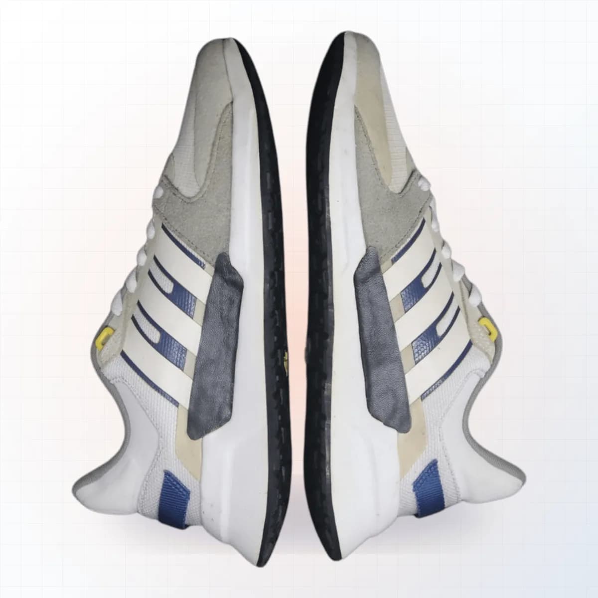 Adidas sneaker mặt hông trước khi xử lý tại EXTRIM