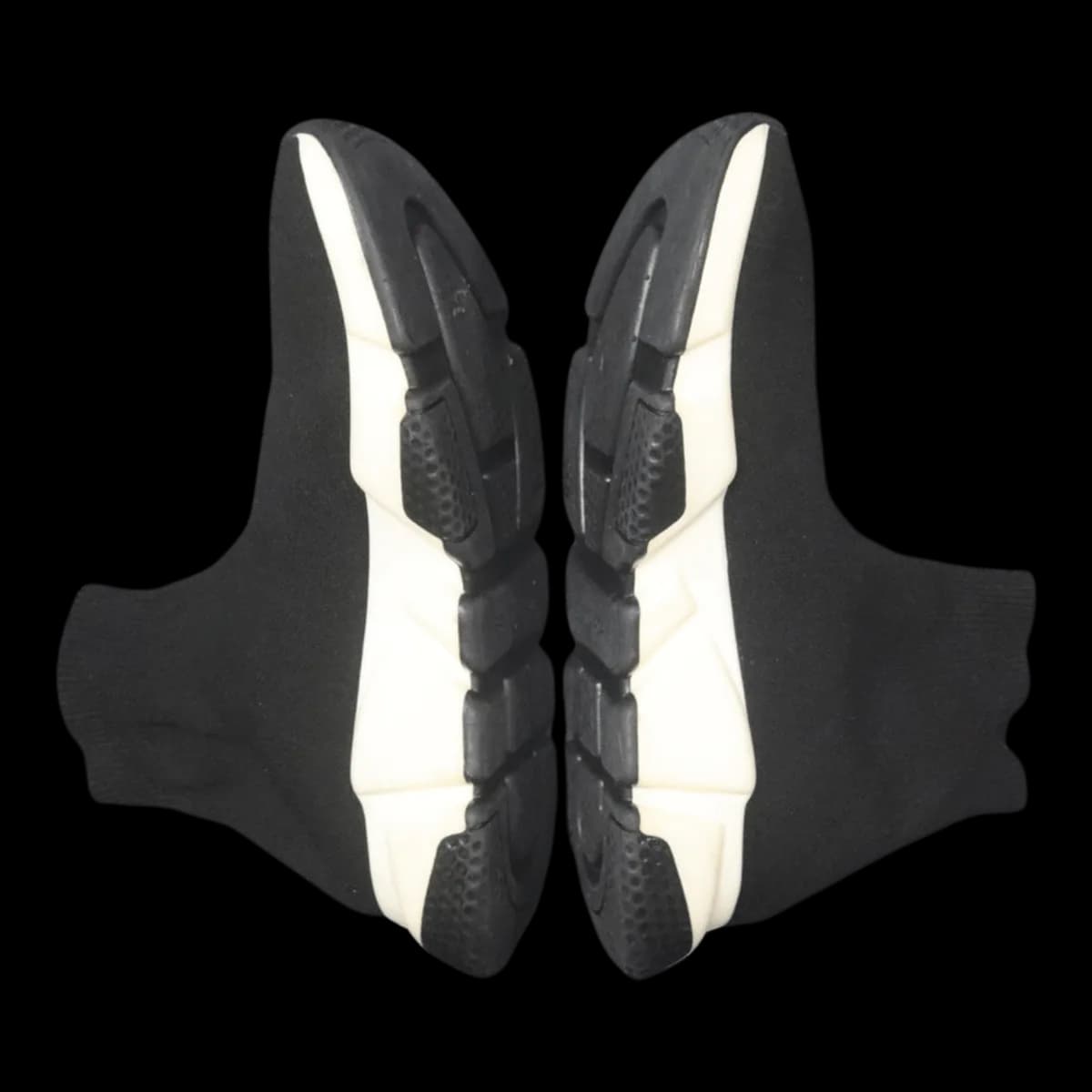 Sneaker Balenciaga — Vệ sinh mặt đế & thân giày (sau)
