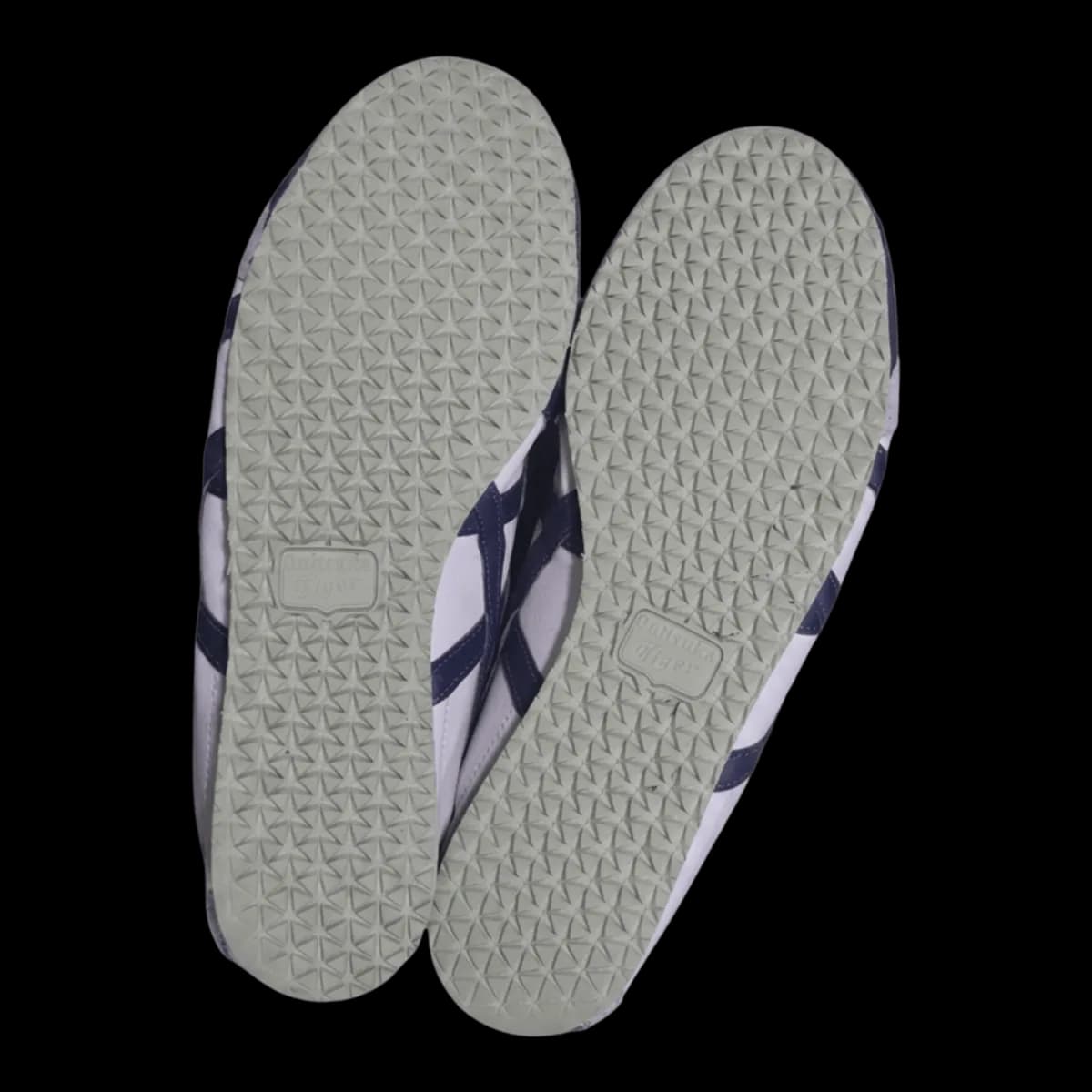 Đế giày sneaker Onitsuka Tiger màu xám sạch sẽ, mới sau khi vệ sinh.
