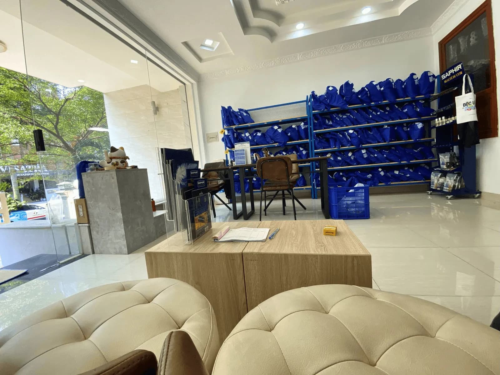 Không gian cửa hàng EXTRIM Him Lam, Quận 7 phục vụ sua giay quan 7