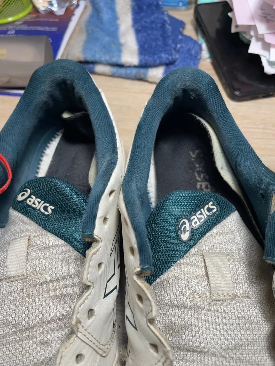 Trước khi thay mới lót giày da cao cấp: Thay Mới - Lót Giày Da - Asics (117814/2547) (Thân hoặc cổ gót giày bị rách / sứt chỉ cần khâu vá và bọc da thẩm mỹ)