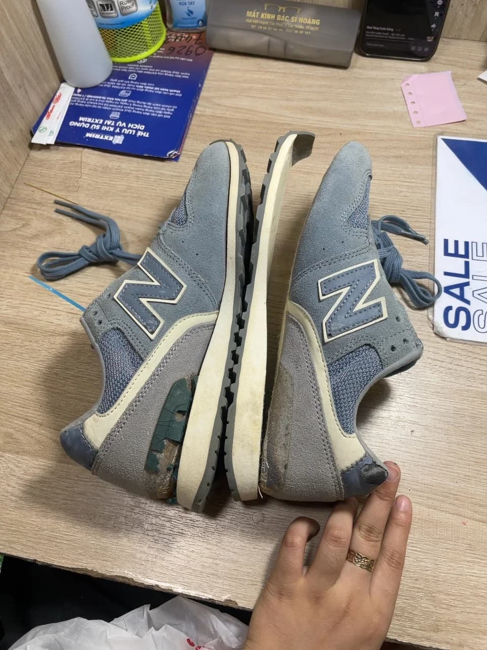 Trước khi ốp da / thay da thẩm mỹ thân giày: OS - Thay/Ốp Da - Tiêu Chuẩn - New Balance (119447/2076) (bám bẩn - ố - hở keo đế - mòn đế)