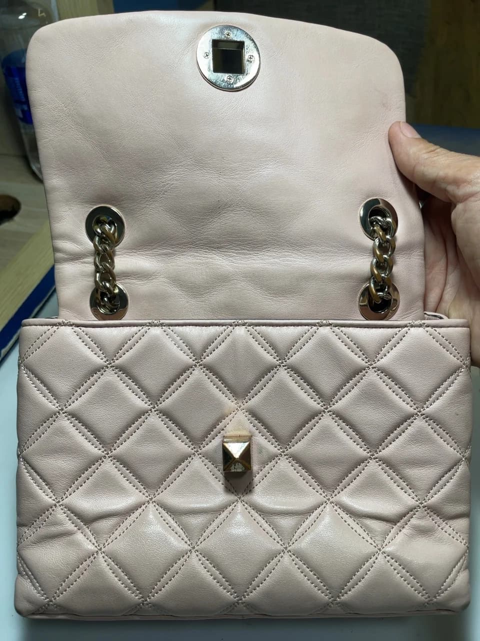 Túi xách Chanel trước khi chăm sóc và phục hồi góc tại EXTRIM