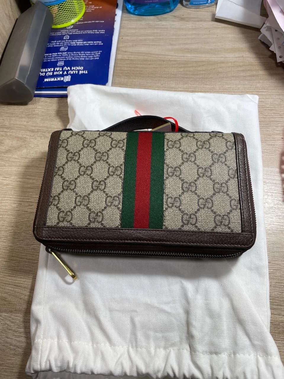 Trước khi sửa khóa & phụ kiện túi xách: Vệ Sinh Túi - Ví Cầm Tay (<15cm) - Gucci (117871/110) (Túi bám bẩn nhẹ, khóa kéo có dấu hiệu mòn màu.)