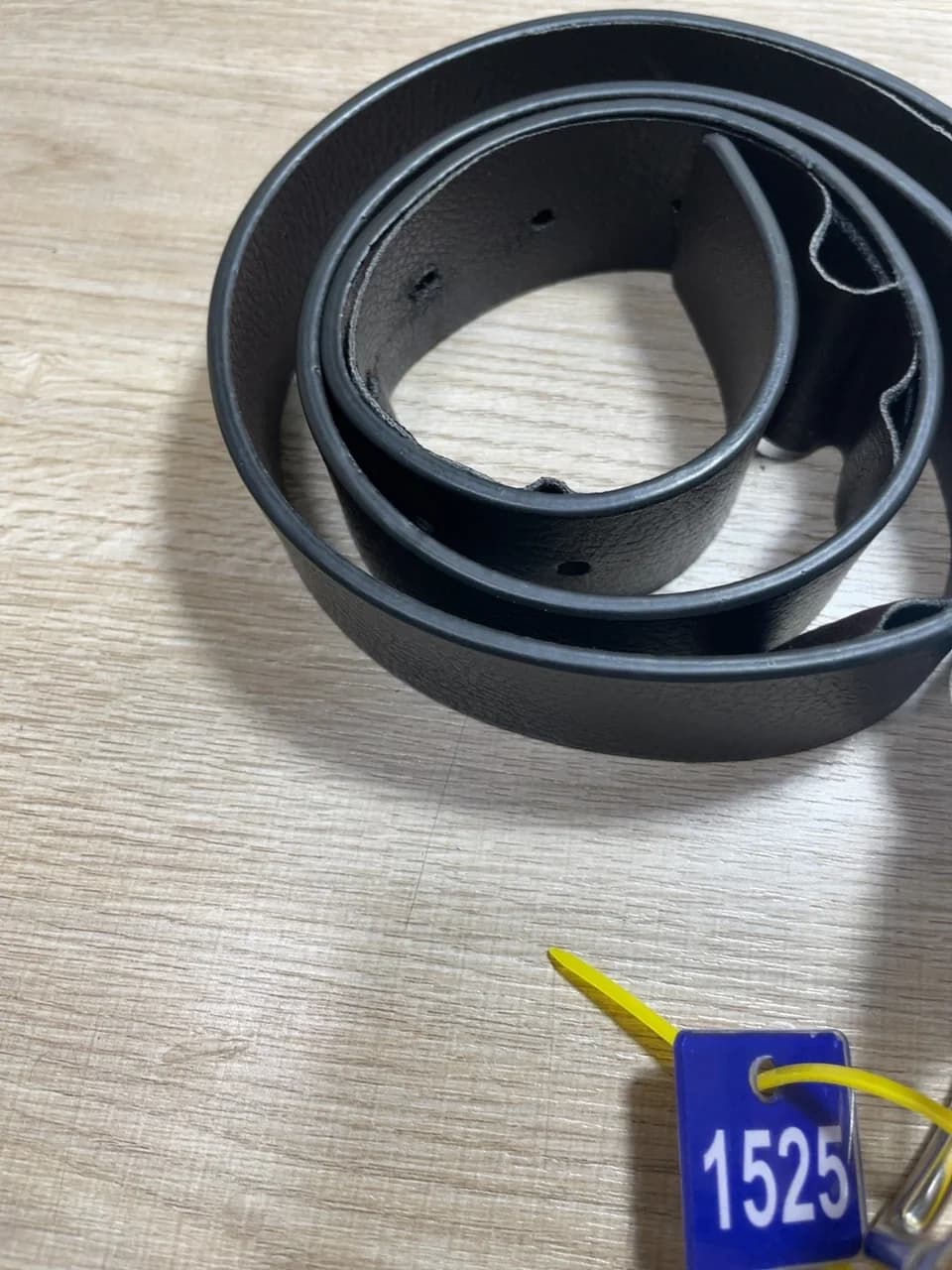 Trước khi lăn viền keo cạnh túi xách: Lăn Cạnh Viền (Dây Nịt, Viền Túi, Miệng Túi) (Vừa) - Dây Nịt Da (117811/1525) (Dây nịt màu đen, bề mặt da có nếp nhăn và dấu hiệu sử dụng)