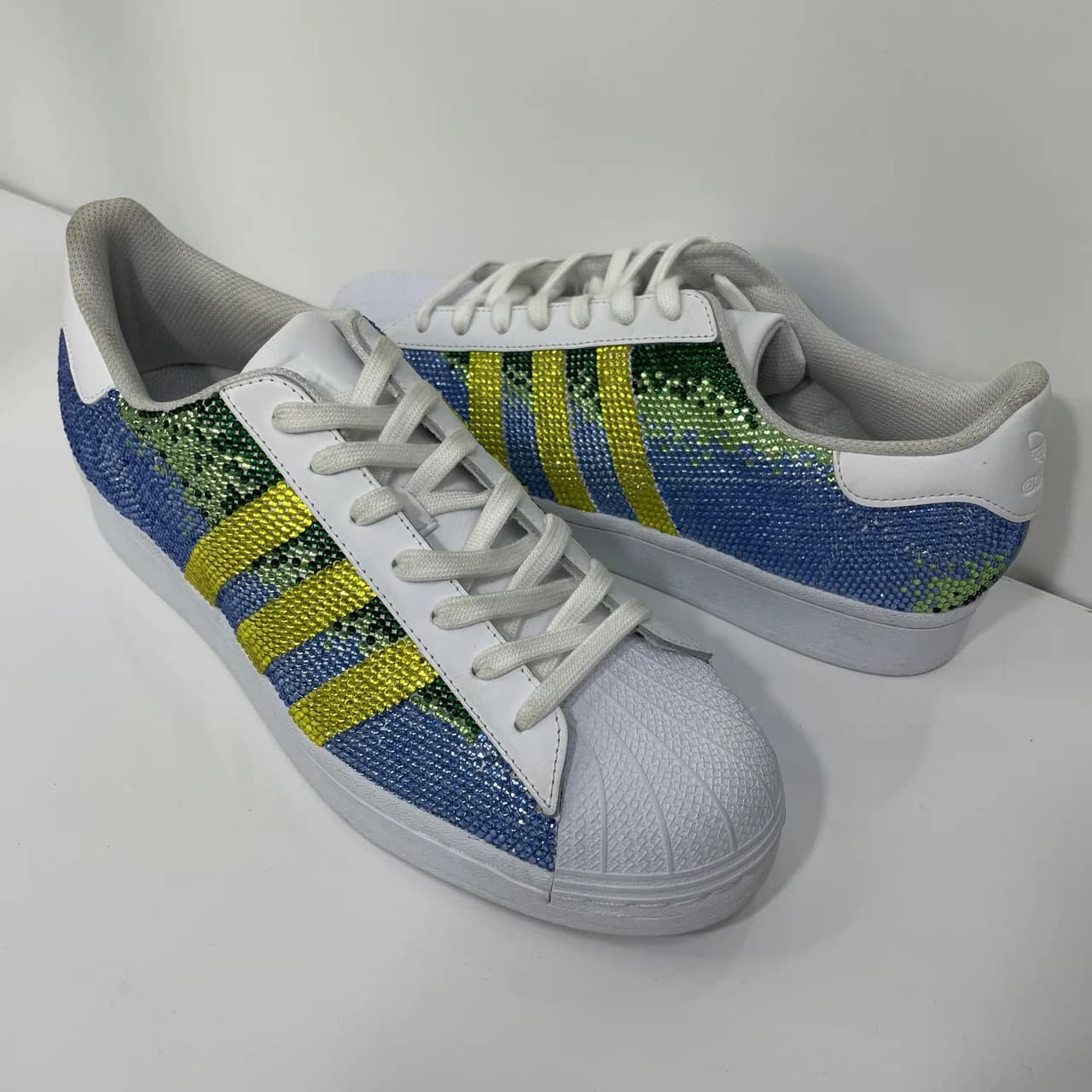 Sau khi custom vẽ & đính đá theo yêu cầu tại EXTRIM: Custom Đính Đá Thủ Công Trên Logo Sọc Adidas Superstar hoàn thiện sạch đẹp