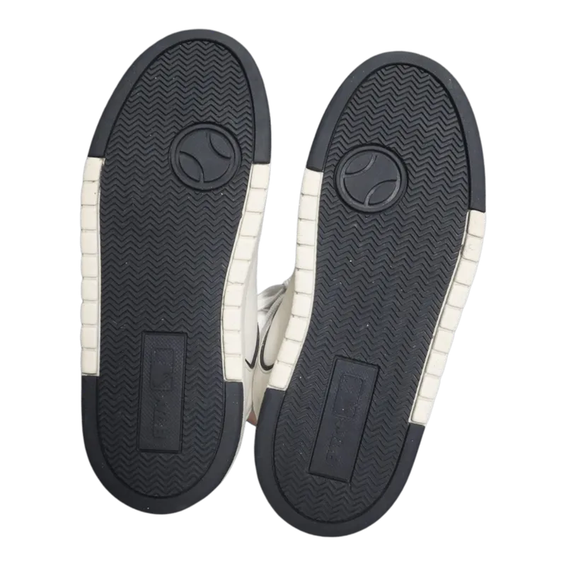 Mặt đế giày sneaker MLB sạch sẽ, trắng sáng sau khi vệ sinh.