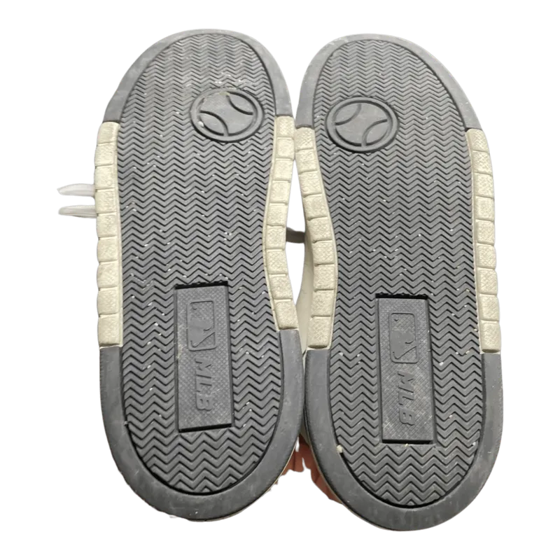 Mặt đế giày sneaker MLB bám bẩn, ố vàng trước khi vệ sinh.