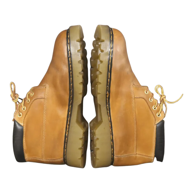 Đôi boot Dr. Martens màu nâu vàng với đế giày sạch sẽ và dây giày gọn gàng sau khi vệ sinh.