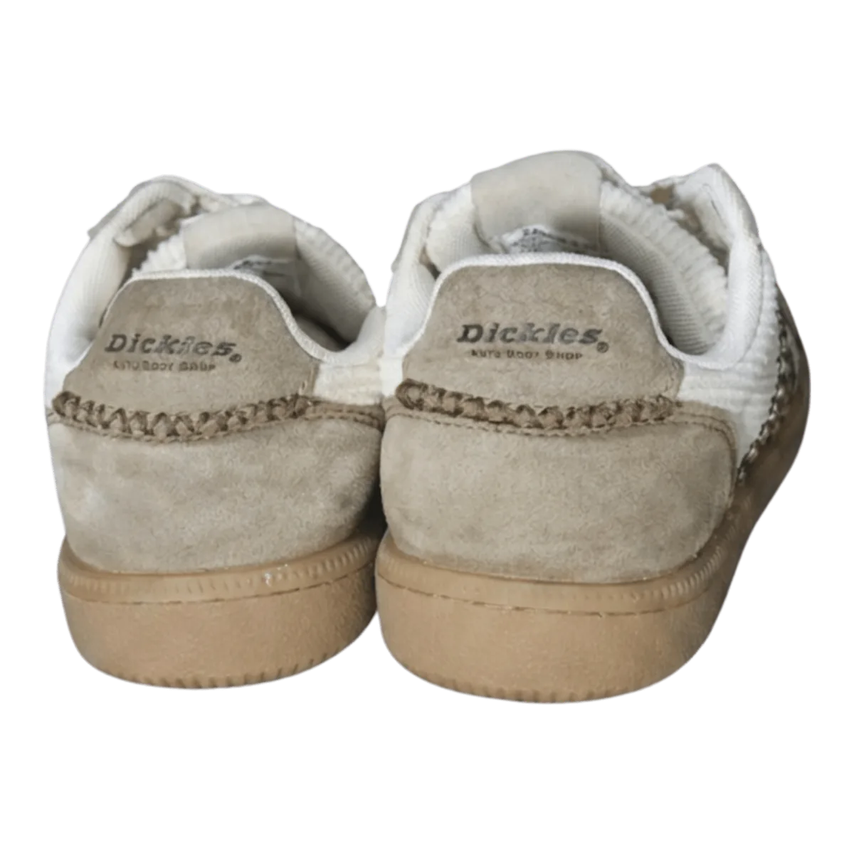 Gót giày sneaker Dickies sạch sẽ, logo rõ nét sau khi vệ sinh.