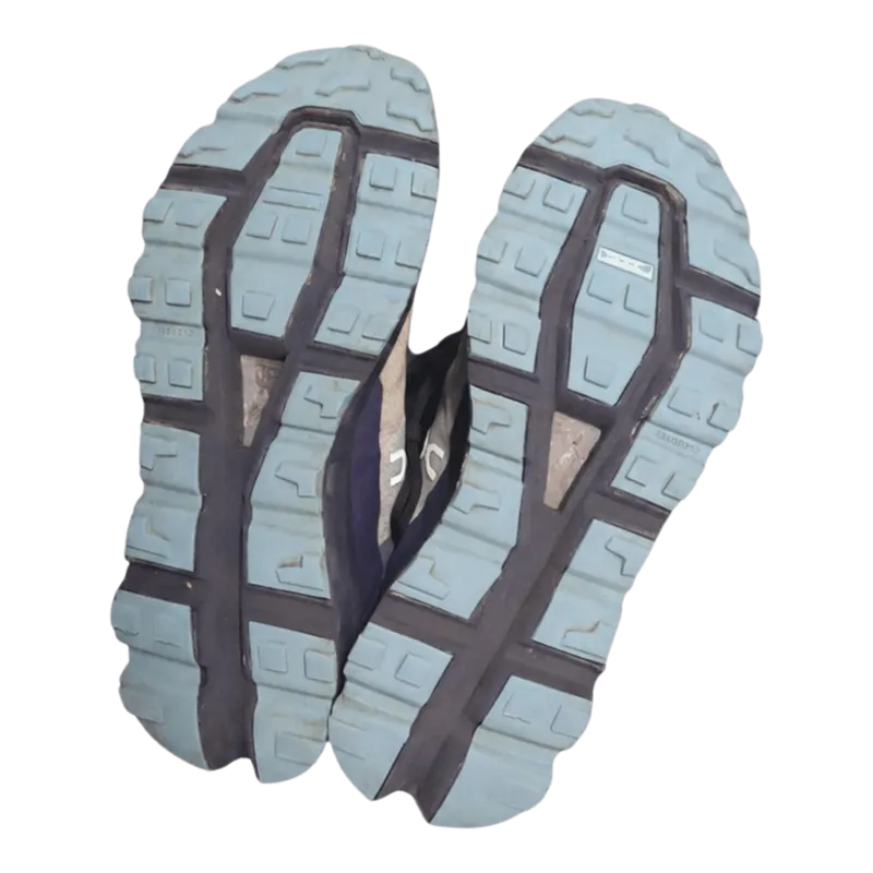 Đế giày sneaker ON sạch sẽ sau khi vệ sinh chuyên sâu.