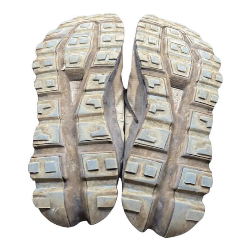 Đế giày sneaker ON bám đầy đất cát trước khi vệ sinh.