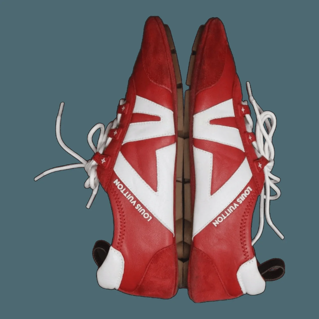 Sau khi spa giày hiệu cao cấp tại EXTRIM: Louis Vuitton sneaker đỏ-trắng hoàn thiện sạch đẹp