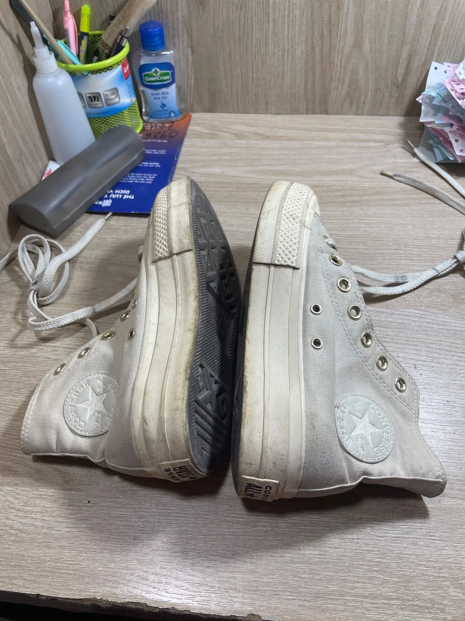 Trước khi dán đế toàn bộ & khâu may đế giày: Khâu May Đế - Tiêu Chuẩn - Converse (119498/2100) (Bám bẩn toàn bộ thân giày, đế giữa và đế ngoài. Đế giữa ố vàng.)