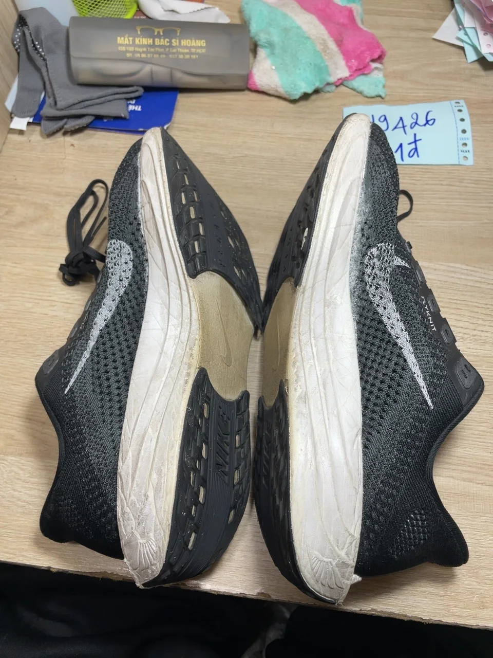Trước khi dán đế toàn bộ & khâu may đế giày: Dán Đế Lớn + Khâu Viền Đế - Nike (119426/1258) (Đế giữa bám bẩn, ố vàng. Đế ngoài bám bẩn. Thân giày bám bẩn nhẹ.)