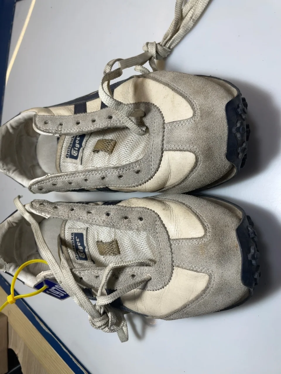 Trước khi ốp da / thay da thẩm mỹ thân giày: OS - Thay/Ốp Da - Thẩm Mỹ - Onitsuka Tiger (116951/1979) (Thân hoặc cổ gót giày bị rách / sứt chỉ cần khâu vá và bọc da thẩm mỹ)