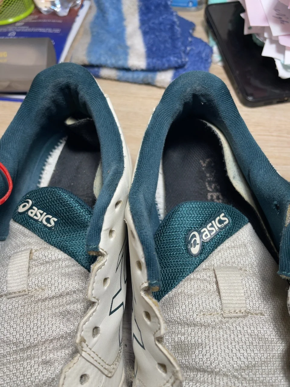 Trước khi thay mới lót giày da cao cấp: Thay Mới - Lót Giày Da - Asics (117814/2547) (Thân hoặc cổ gót giày bị rách / sứt chỉ cần khâu vá và bọc da thẩm mỹ)
