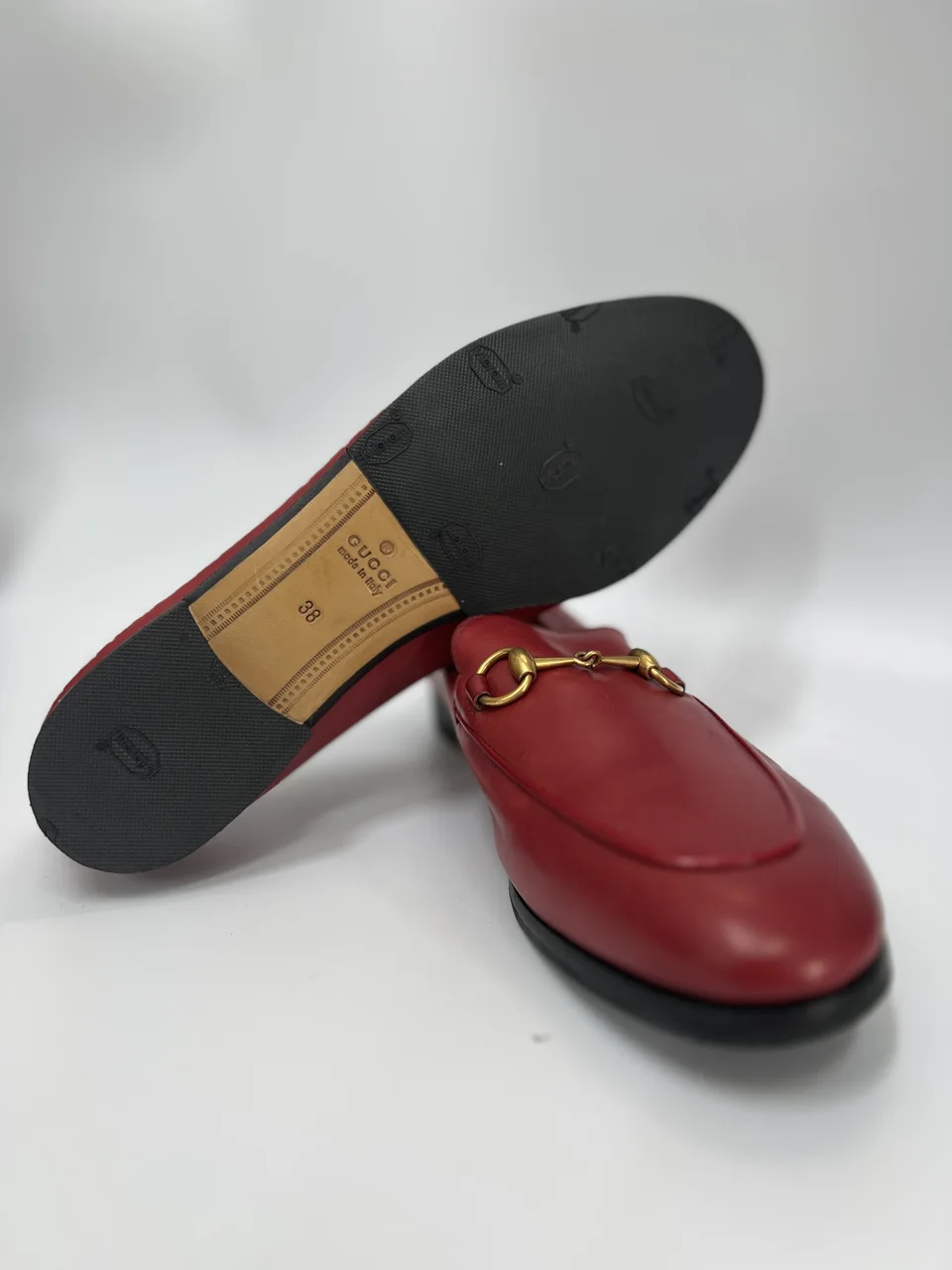 Sau khi dán đế bảo vệ vibram ý tại EXTRIM: Dán Đế Bảo Vệ Vibram Ý Cho Giày Loafer Gucci Đỏ hoàn thiện sạch đẹp