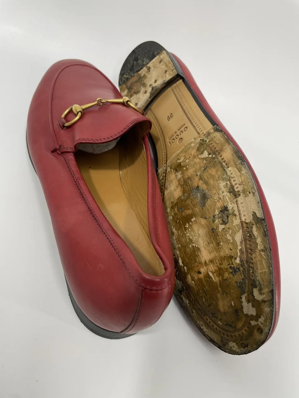 Trước khi dán đế bảo vệ vibram ý: Dán Đế Bảo Vệ Vibram Ý Cho Giày Loafer Gucci Đỏ (Mặt đế da giày Loafer Gucci trơn trượt, dễ trầy mòn khi đi đường)