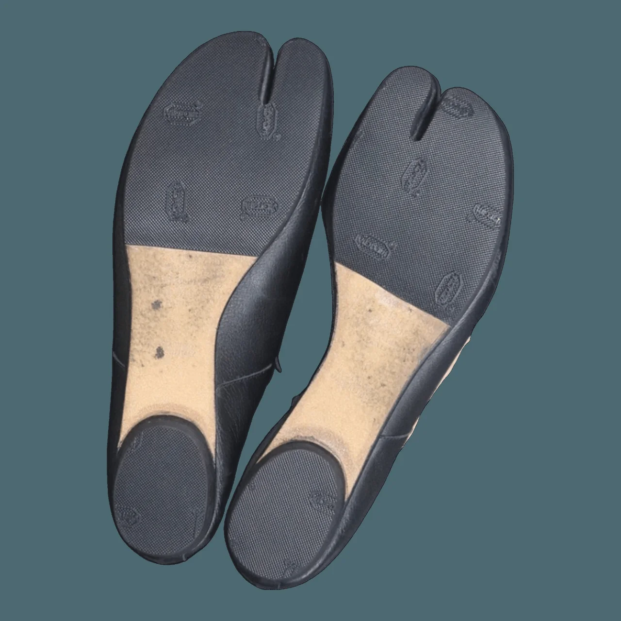Sau khi dán đế bảo vệ vibram ý tại EXTRIM: Maison Margiela Tabi da đen — đế da mòn + vá cũ → đế bảo vệ mới hoàn thiện sạch đẹp