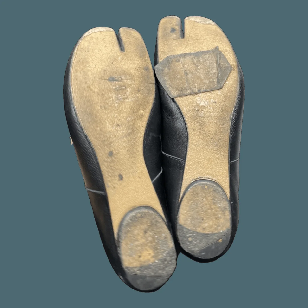 Trước khi dán đế bảo vệ vibram ý: Maison Margiela Tabi da đen — đế da mòn + vá cũ → đế bảo vệ mới (Mặt đế da trơn trượt, dễ trầy mòn cần dán đế bảo vệ Vibram Ý)