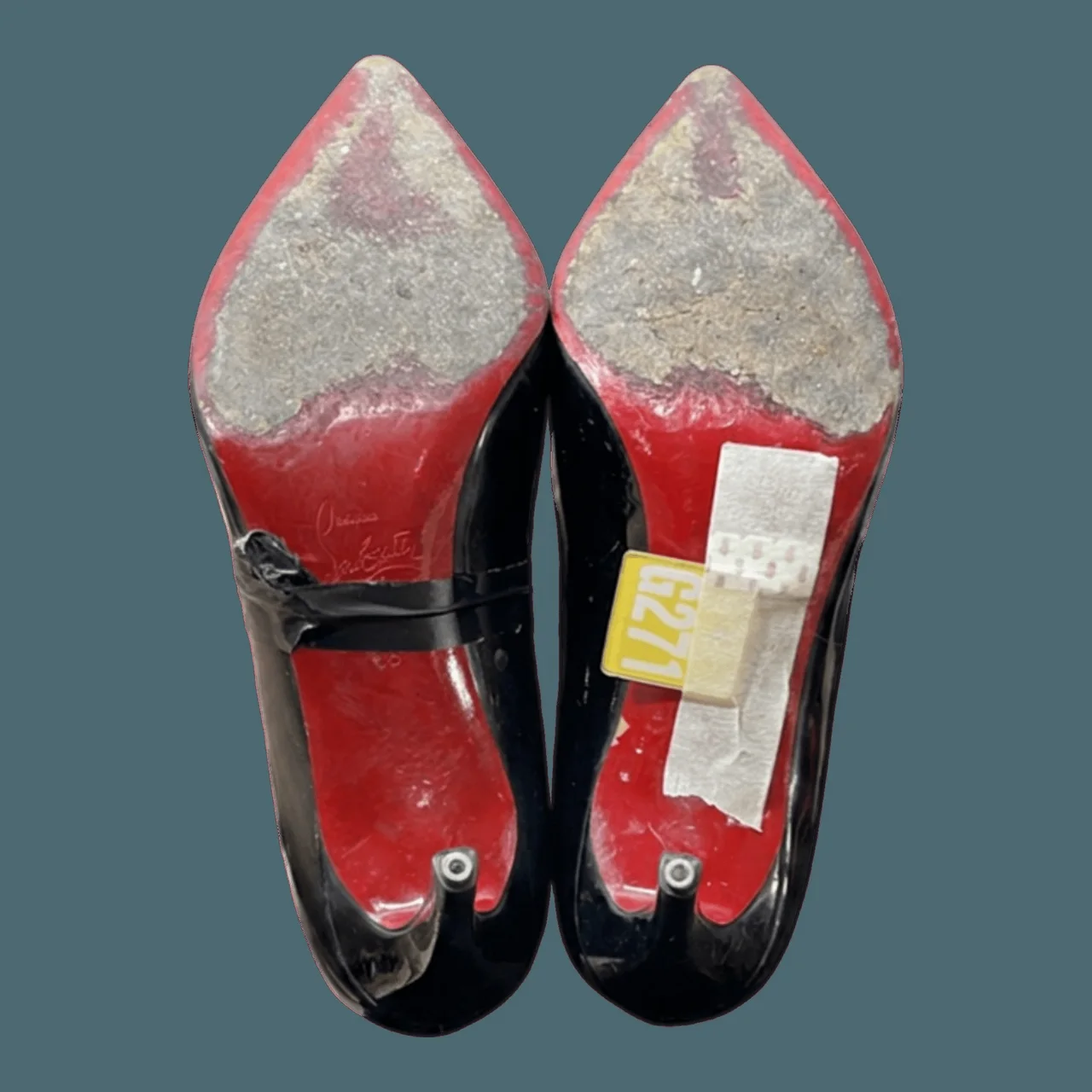 Trước khi dán đế bảo vệ vibram ý: Christian Louboutin cao gót đế đỏ — lớp đế bảo vệ (Mặt đế da trơn trượt, dễ trầy mòn cần dán đế bảo vệ Vibram Ý)