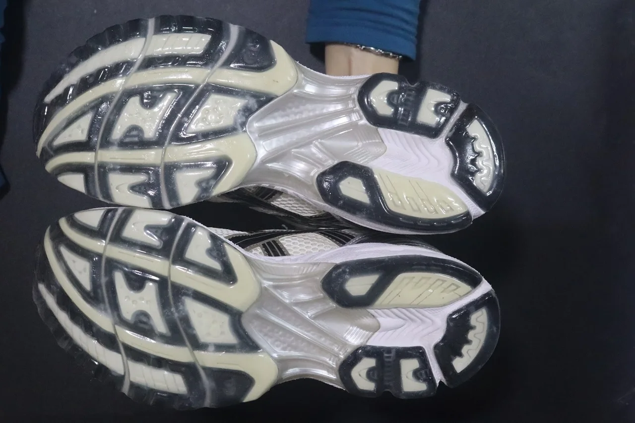 Sau khi dán đế bảo vệ trong suốt sole gel tại EXTRIM: Dán Tấm - Sole GEL - Asics (118177/1964) hoàn thiện sạch đẹp
