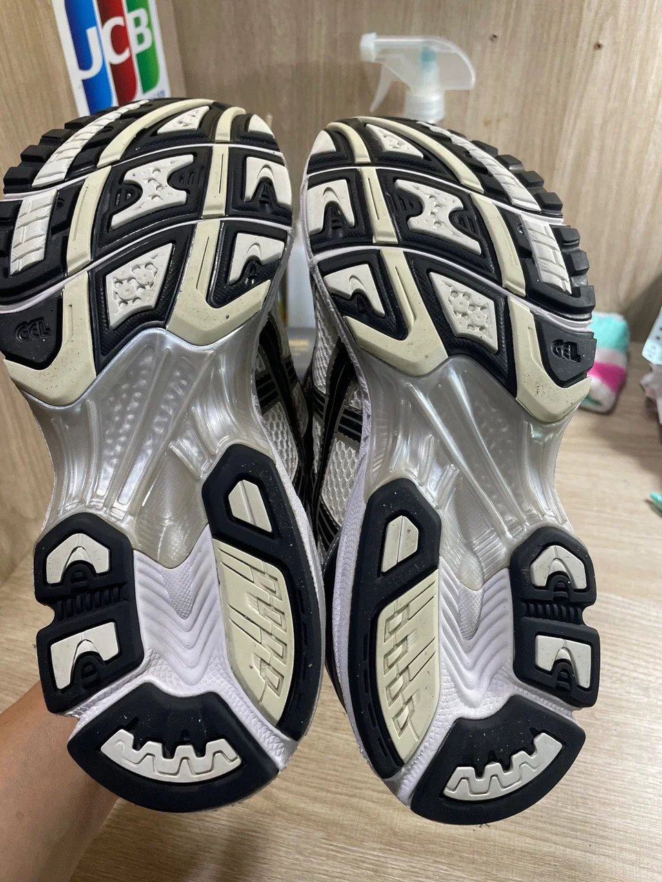 Trước khi dán đế bảo vệ trong suốt sole gel: Dán Tấm - Sole GEL - Asics (118177/1964) (Bám bẩn nhẹ toàn bộ thân giày, đế giày. Đế giày có dấu hiệu mòn nhẹ.)