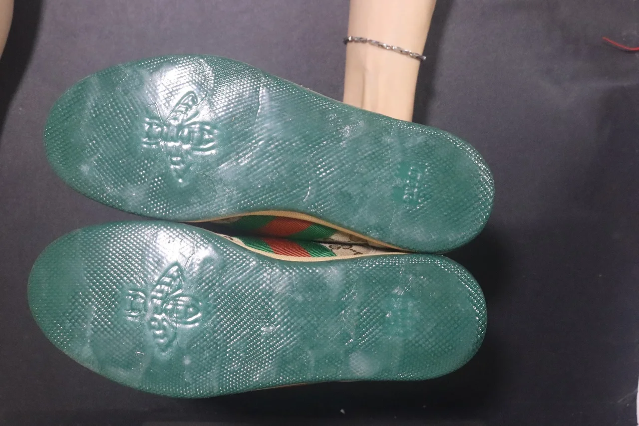 Sau khi dán đế bảo vệ trong suốt sole gel tại EXTRIM: Dán Tấm - Sole GEL - Gucci (118147/1400) hoàn thiện sạch đẹp