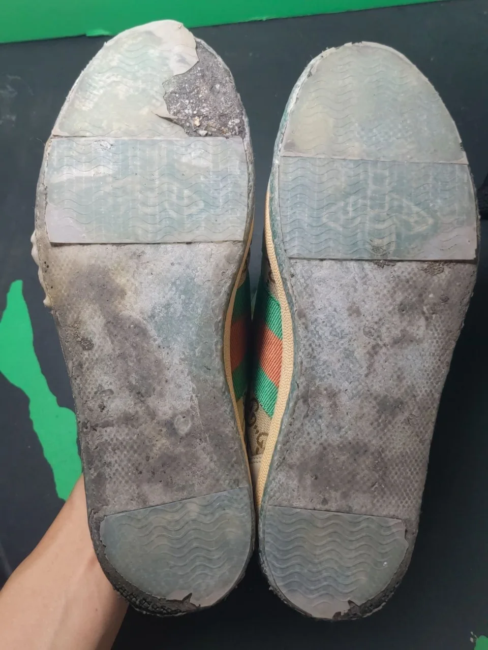 Trước khi dán đế bảo vệ trong suốt sole gel: Dán Tấm - Sole GEL - Gucci (118147/1400) (Bám bẩn nhiều - Ố vàng đế - Mòn đế - Hở keo đế)