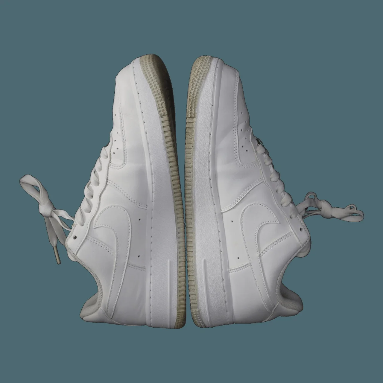 Sau khi sơn phục hồi đế giày (repaint đế) tại EXTRIM: Nike AF1 Low trắng — đế ố vàng → trắng hoàn thiện sạch đẹp