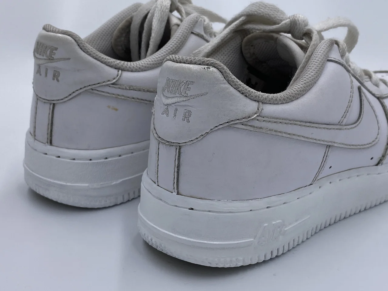 Sau khi sơn phục hồi đế giày (repaint đế) tại EXTRIM: Sơn Phục Hồi Đế Ố Vàng Góc Gót AIR Nike Air Force 1 hoàn thiện sạch đẹp