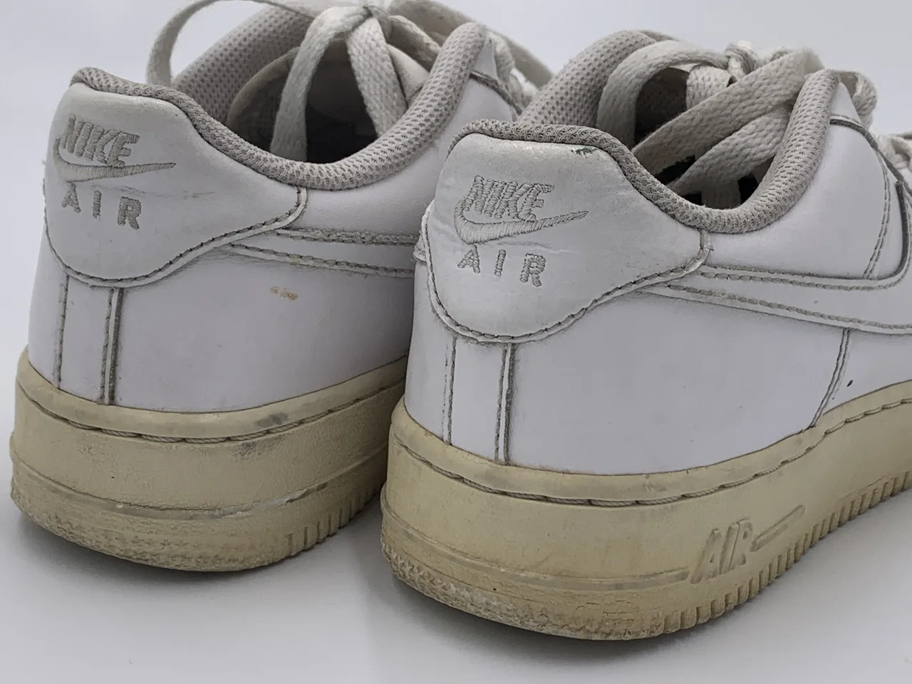 Trước khi sơn phục hồi đế giày (repaint đế): Sơn Phục Hồi Đế Ố Vàng Góc Gót AIR Nike Air Force 1 (Phần đế gót chữ AIR bị ố vàng sậm màu do oxy hóa lâu ngày)