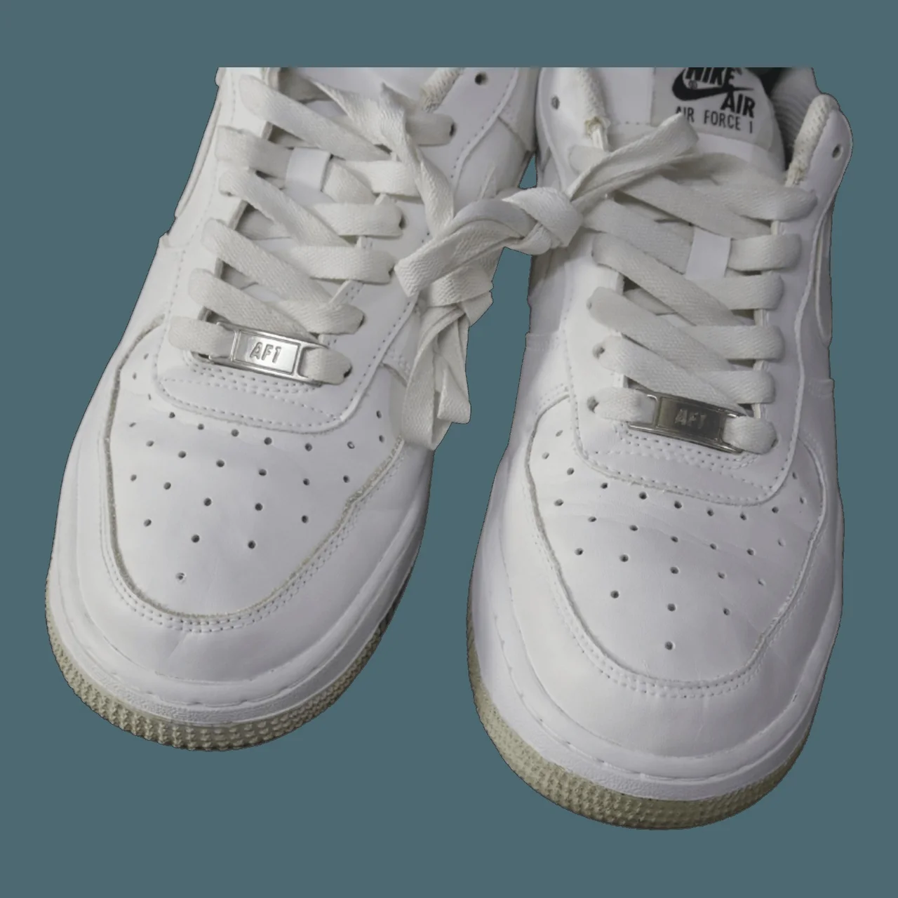 Sau khi sơn phục hồi đế giày (repaint đế) tại EXTRIM: Nike AF1 Low trắng — đế ố vàng → trắng hoàn thiện sạch đẹp