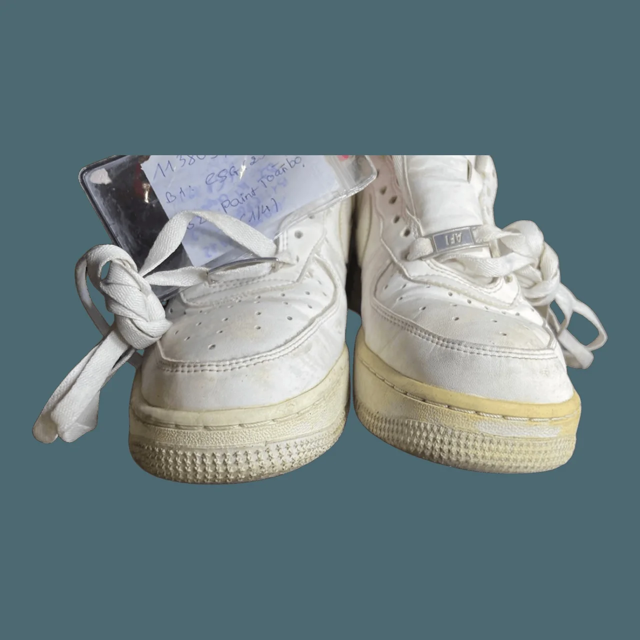 Trước khi sơn phục hồi đế giày (repaint đế): Nike AF1 Low trắng — đế ố vàng → trắng (Đế giày bị oxy hóa ố vàng / thân vải ố bẩn cần tẩy ố & sơn phục hồi)