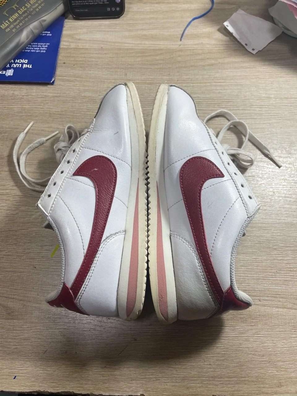 Trước khi nhuộm phục hồi & đổi màu giày da: Phục Hồi Thân (Nhuộm) - Thẩm Mỹ - Nike (118736/2636) (Bám bẩn - ố vàng thân giày, đế giày. Thân giày có vết xước. Đế giữa bị ố hồng.)