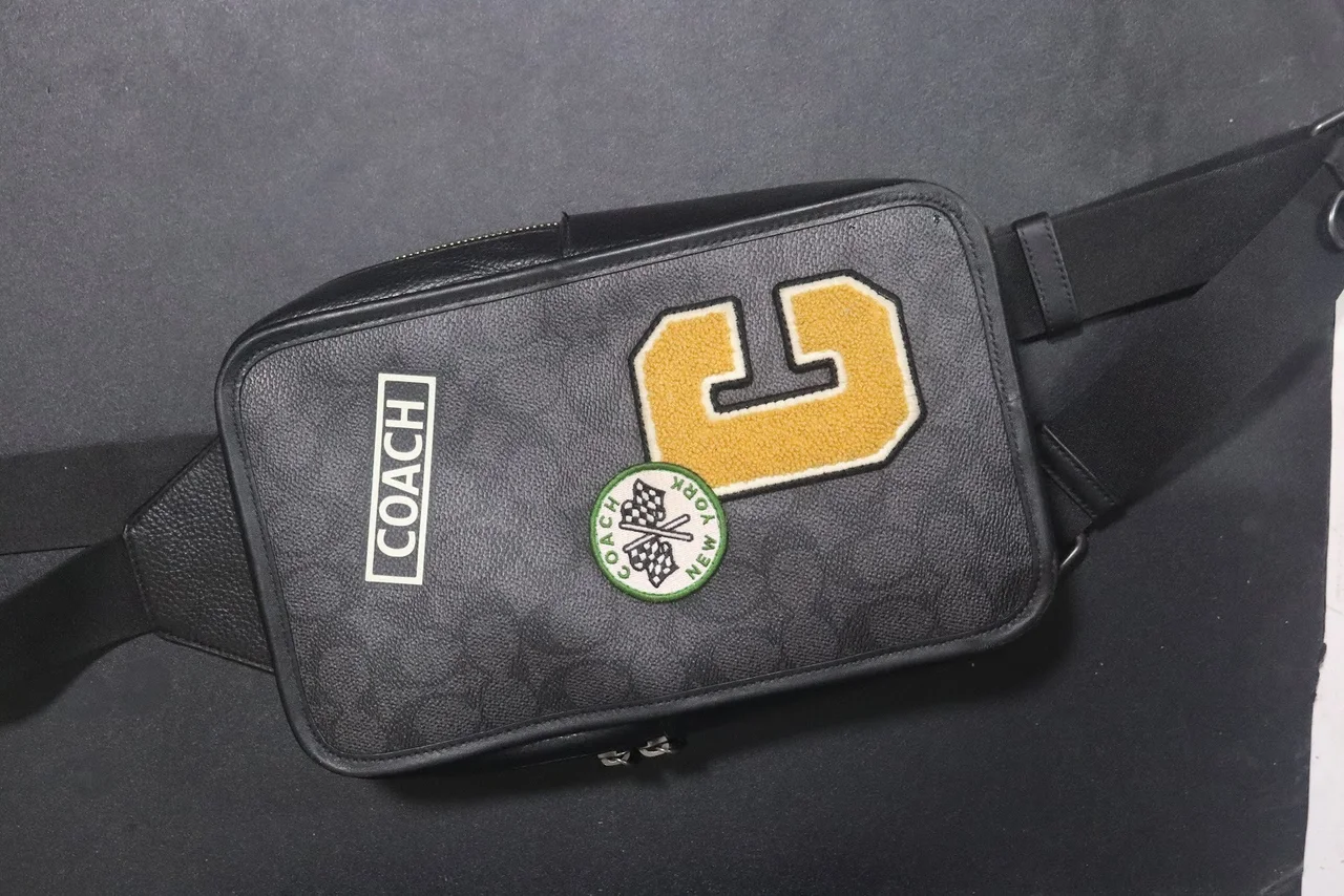 Sau khi vệ sinh & spa ví cầm tay tại EXTRIM: Vệ Sinh Túi - Ví Cầm Tay (<15cm) - Coach (118630/1958) hoàn thiện sạch đẹp