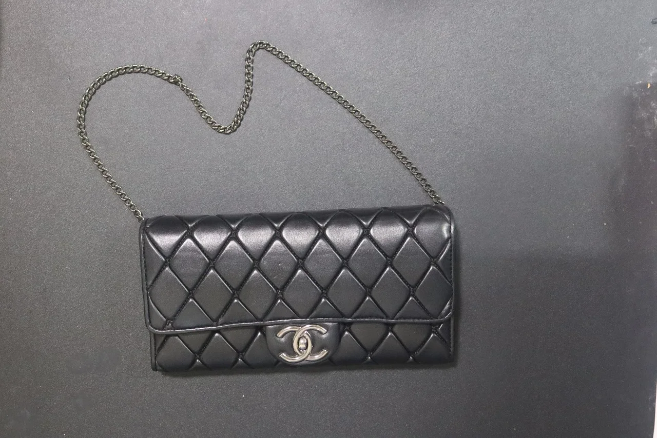 Sau khi spa túi hiệu & dưỡng da cao cấp tại EXTRIM: Vệ Sinh Túi - Ví Cầm Tay (<15cm) - Louis Vuitton (116594/2019) hoàn thiện sạch đẹp