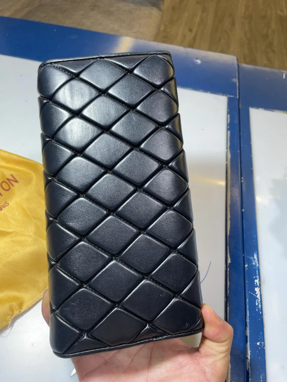 Trước khi spa túi hiệu & dưỡng da cao cấp: Vệ Sinh Túi - Ví Cầm Tay (<15cm) - Louis Vuitton (116594/2019) (Túi xách / Ví / Balo bám bẩn, khô da cần làm sạch sâu và ủ dưỡng mềm da)