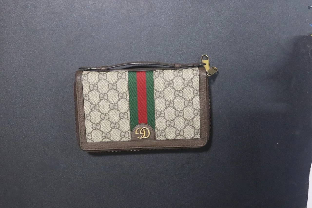 Sau khi sửa khóa & phụ kiện túi xách tại EXTRIM: Vệ Sinh Túi - Ví Cầm Tay (<15cm) - Gucci (117871/110) hoàn thiện sạch đẹp