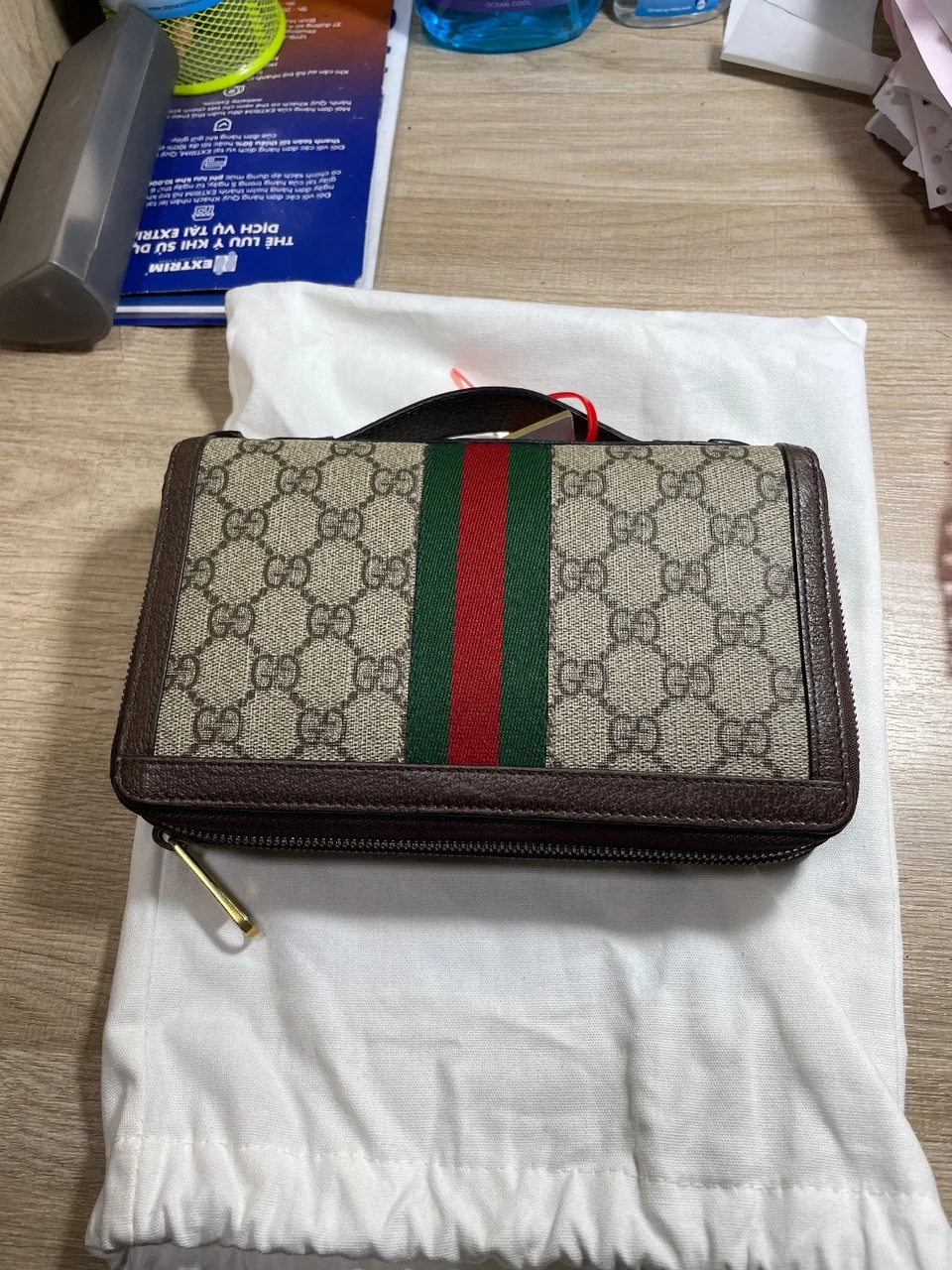 Trước khi sửa khóa & phụ kiện túi xách: Vệ Sinh Túi - Ví Cầm Tay (<15cm) - Gucci (117871/110) (Túi bám bẩn nhẹ, khóa kéo có dấu hiệu mòn màu.)