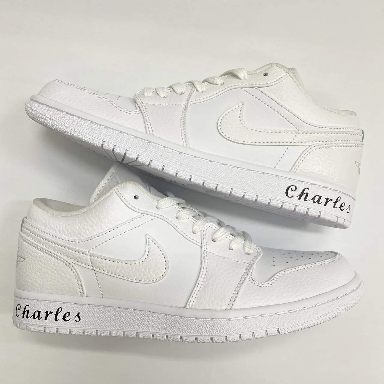 Sau khi custom vẽ & đính đá theo yêu cầu tại EXTRIM: Custom Vẽ Họa Tiết Cá Nhân Hóa Trên Nike Jordan 1 Low hoàn thiện sạch đẹp