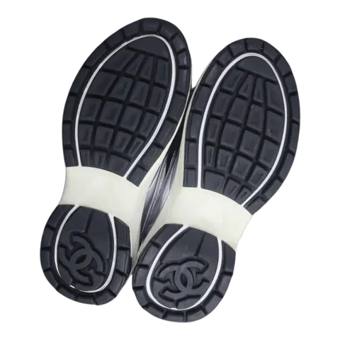 Đế giày sneaker Chanel sạch sẽ, trắng sáng sau khi vệ sinh.