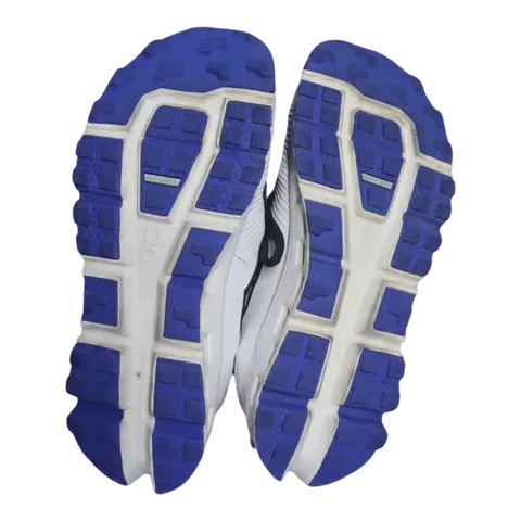 Đế giày sneaker ON sạch sẽ, trắng sáng như mới sau khi vệ sinh.