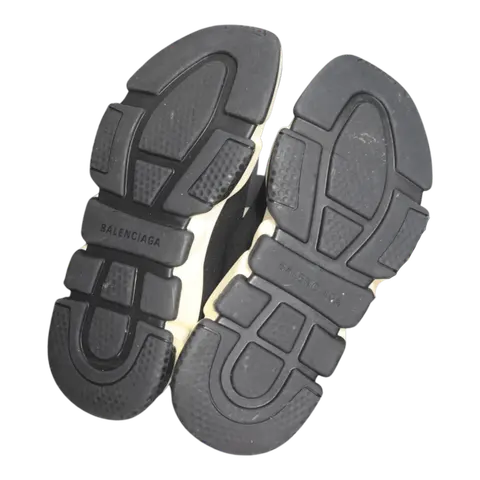Mặt đế giày sneaker Balenciaga sạch sẽ, loại bỏ hoàn toàn vết bẩn sau khi vệ sinh.