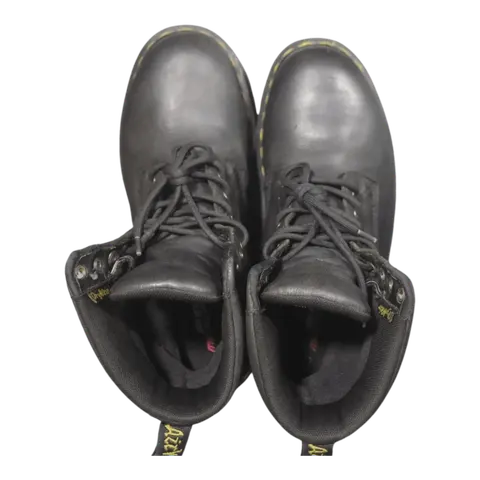 Đôi boot Dr. Martens đã được vệ sinh sạch sẽ, dây giày gọn gàng, lót giày được đặt lại ngay ngắn nhìn từ trên xuống.