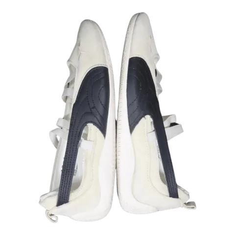 Đôi giày PUMA màu kem đen sạch sẽ, không còn tag, nhìn từ mặt hông sau khi vệ sinh.